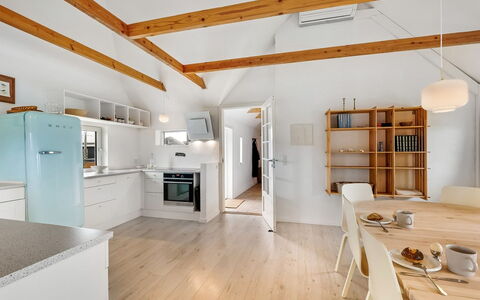 Hermine - from the Sea: Møbel, Køkken, Indretning, Gulvbelægning, Loft, Træ, Etage, Countertop, Stol, Køkken & Spisebord