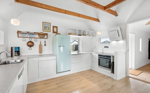 Hermine - from the Sea: Køkken, Køkken Apparat, Countertop, Møbel, Indretning, Gulvbelægning, Cabinetry, Større Bandage, Etage, Husholdningsapparat