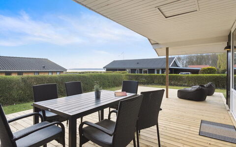 Arnetta - 150M from the Sea: Træ, Møbel, Hjem, Dør, Veranda, Skygge, Bejdse, Hårdttræ, Stol, Dæk