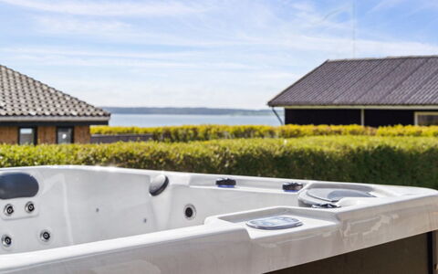 Arnetta - 150M from the Sea: Badekar, Sanitærarmatur, Jacuzzi, Fritid, Svømmepøl, Udvej, Hotel