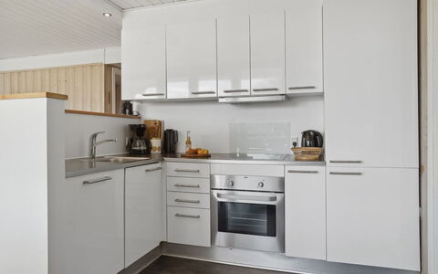 Arnetta - 150M from the Sea: Køkken Apparat, Køkken, Countertop, Større Bandage, Cabinetry, Gulvbelægning, Træ, Indretning, Husholdningsapparat, Møbel