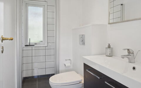Arnetta - 150M from the Sea: Badeværelse, Gulvbelægning, Væg, Sanitærarmatur, Etage, Indretning, Badeværelsesvask, Toiletbræt, Toilet, Håndvask