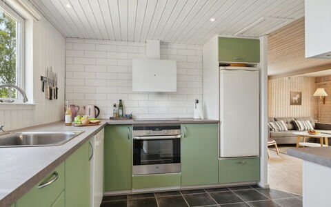 Sari - 250M from the Sea: Køkken, Countertop, Indretning, Køkken Apparat, Gulvbelægning, Større Bandage, Træ, Cabinetry, Etage, Loft