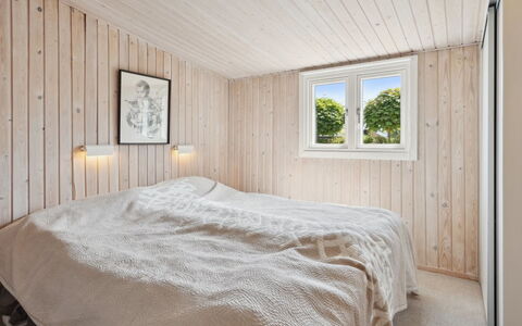 Sari - 250M from the Sea: Træ, Soveværelse, Loft, Gulvbelægning, Indretning, Etage, Seng, Sengetøj, Sengetøj, Værelse
