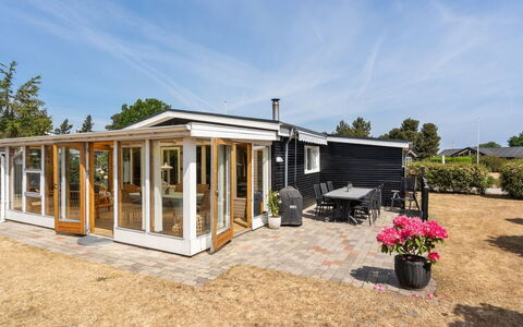 Sari - 250M from the Sea: Tag, Hjem, Dør, Sommerhus, Estate, Skygge, Veranda, Design, Garden Bygninger, Udendørs Struktur