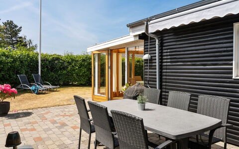 Sari - 250M from the Sea: Hus, Hjem, Tag, Sommerhus, Estate, Landscaping, Garden Bygninger, Sidespor, Stuehus