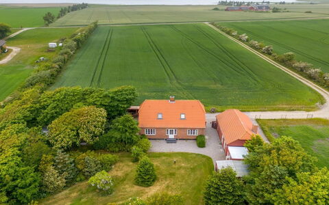 Soria - 600M to the Fjord: Græs, Hus, Tag, Hjem, Sommerhus, Busk, Land Lot, Landdistrikt, Stuehus, Bunddække
