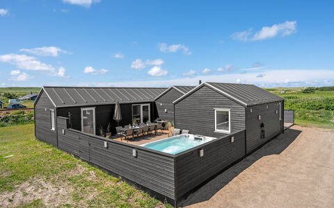 Ivar - 300M from the Sea: Loft, Gulvbelægning, Indretning, Etage, Kompositmateriale, Møbel, Udvej, Hotel, Design, Dagslys