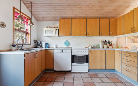 Jytte - 1.7Km from the Sea: Køkken, Countertop, Køkken Apparat, Gulvbelægning, Større Bandage, Cabinetry, Træ, Indretning, Etage, Køkkenvask