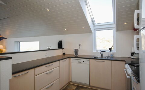 Hilmer - 250M from the Sea: Indretning, Countertop, Køkken, Gulvbelægning, Loft, Træ, Cabinetry, Lysarmatur, Møbel, Etage