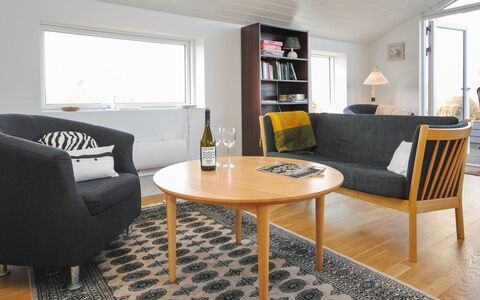Hilmer - 250M from the Sea: Møbel, Indretning, Gulvbelægning, Etage, Couch, Træ, Stue, Værelse, Hjem, Bord
