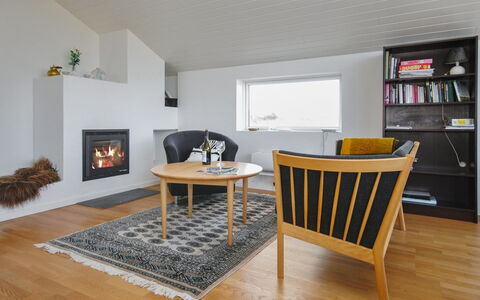 Hilmer - 250M from the Sea: Møbel, Indretning, Gulvbelægning, Etage, Væg, Træ, Trægulve, Loft, Stue, Værelse
