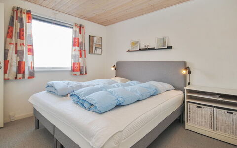 Hilmer - 250M from the Sea: Seng, Soveværelse, Indretning, Møbel, Sengetøj, Sengetøj, Træ, Loft, Etage, Værelse