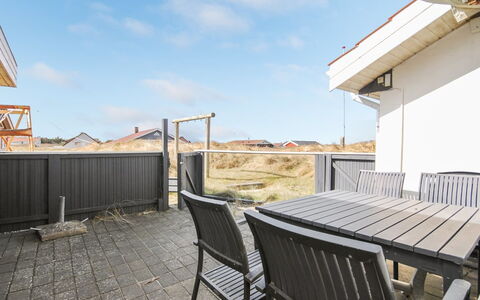 Hilmer - 250M from the Sea: Arkitektur, Tag, Hjem, Skygge, Dagslys, Altan, Dæk, Bejdse, Gelænder, Hegn