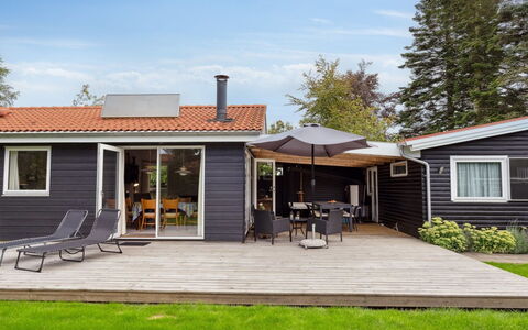 Rikus - 300M from the Sea: Tag, Hjem, Dør, Sommerhus, Skygge, Sidespor, Gård, Estate, Backyard