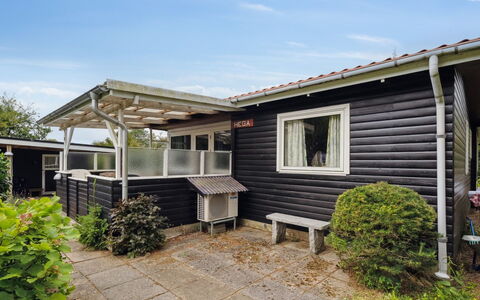 Rikus - 300M from the Sea: Tag, Hjem, Dør, Sommerhus, Skygge, Sidespor, Gård, Estate, Backyard