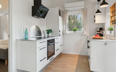 Etel - 600M from the Sea: Køkken, Indretning, Countertop, Køkken Apparat, Gulvbelægning, Træ, Møbel, Større Bandage, Cabinetry, Loft