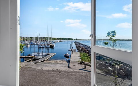 Adils - 5M from the Sea: Møbel, Indretning, Gulvbelægning, Træ, Etage, Loft, Trægulve, Stol, Bord, Belysning