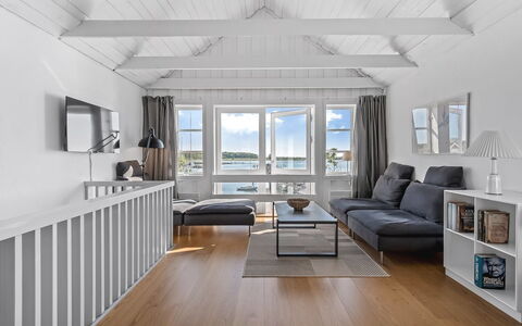 Adils - 5M from the Sea: Møbel, Indretning, Gulvbelægning, Træ, Etage, Loft, Trægulve, Stol, Bord, Belysning