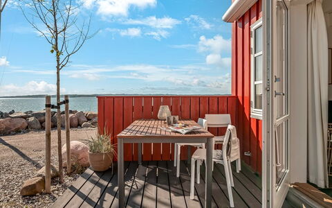 Adils - 5M from the Sea: Møbel, Indretning, Gulvbelægning, Træ, Etage, Loft, Trægulve, Stol, Bord, Belysning