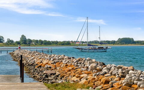 Adils - 5M from the Sea: Hjem, Tag, Hus, Sommerhus, Estate, Dør, Veranda, Sidespor, Stuehus, Skygge