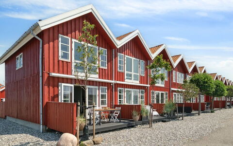 Adils - 5M from the Sea: Hjem, Tag, Hus, Sommerhus, Estate, Dør, Veranda, Sidespor, Stuehus, Skygge