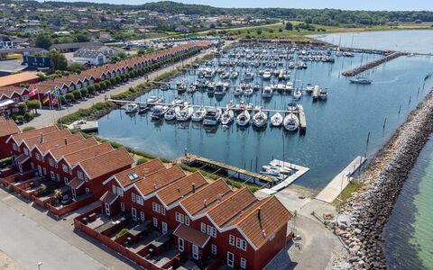 Adils - 5M from the Sea: Møbel, Indretning, Gulvbelægning, Træ, Etage, Loft, Trægulve, Stol, Bord, Belysning