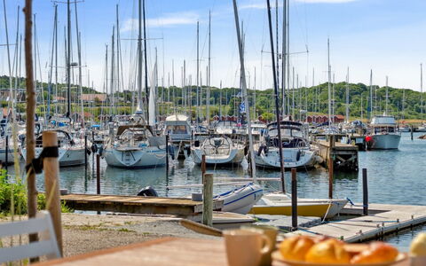 Adils - 5M from the Sea: Møbel, Indretning, Gulvbelægning, Træ, Etage, Loft, Trægulve, Stol, Bord, Belysning