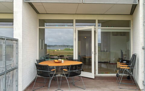 Geert - 25M from the Sea: Hjem, Tag, Hus, Sommerhus, Estate, Dør, Veranda, Sidespor, Stuehus, Skygge