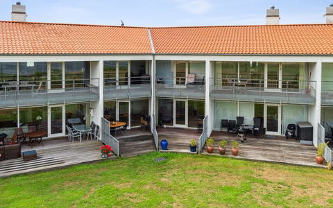 Geert - 25M from the Sea: Hjem, Tag, Hus, Sommerhus, Estate, Dør, Veranda, Sidespor, Stuehus, Skygge
