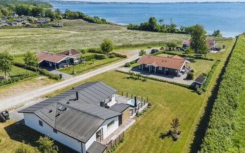Niska - 200M from the Sea: Tag, Hjem, Dør, Sommerhus, Skygge, Sidespor, Gård, Estate, Backyard