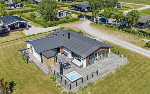 Niska - 200M from the Sea: Tag, Hjem, Dør, Sommerhus, Skygge, Sidespor, Gård, Estate, Backyard
