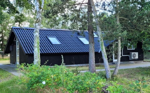 Benja - 150M from the Sea: Boligområde, Busk, Hus, Hjem, Have, Estate, Skygge, Landscaping, Lawn