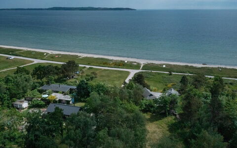 Benja - 150M from the Sea: Boligområde, Busk, Hus, Hjem, Have, Estate, Skygge, Landscaping, Lawn