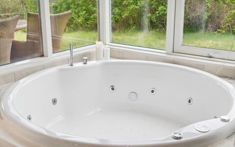 Elspeth - 25M from the Sea: Badekar, Sanitærarmatur, Badeværelse, Vvs, Indretning, Kompositmateriale, Jacuzzi, Tap, Stueplante