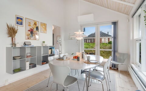 Elspeth - 25M from the Sea: Møbel, Indretning, Gulvbelægning, Loft, Træ, Etage, Stol, Bord, Køkken & Spisebord, Spisestue