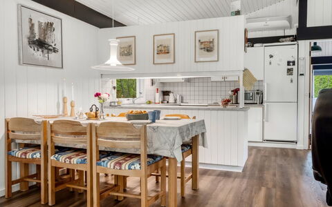 Borka - 1.2Km from the Sea: Møbel, Indretning, Køkken, Træ, Loft, Gulvbelægning, Countertop, Køkken & Spisebord, Etage, Stol