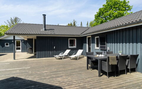 Letizia - 700M from the Sea: Møbel, Indretning, Gulvbelægning, Træ, Etage, Loft, Trægulve, Stol, Bord, Belysning