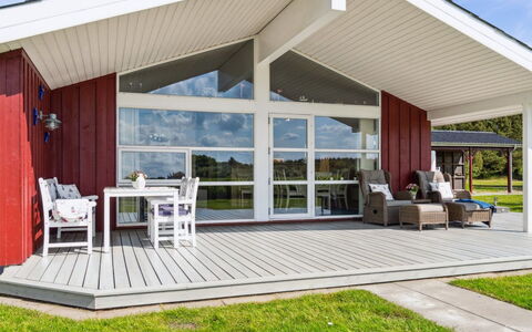 Blondine - 1.4Km from the Sea: Møbel, Couch, Indretning, Gulvbelægning, Stue, Etage, Throw Pillow, Værelse, Pude