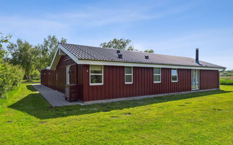 Blondine - 1.4Km from the Sea: Møbel, Couch, Indretning, Gulvbelægning, Stue, Etage, Throw Pillow, Værelse, Pude