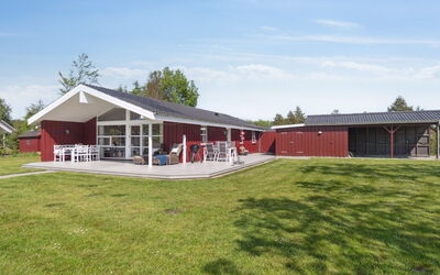 Blondine - 1.4Km from the Sea