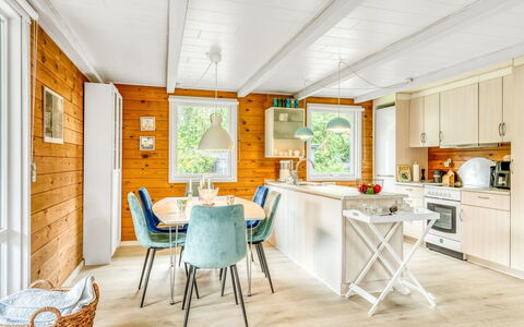 Alste - 900M from the Sea: Møbel, Indretning, Gulvbelægning, Træ, Etage, Loft, Trægulve, Stol, Bord, Belysning