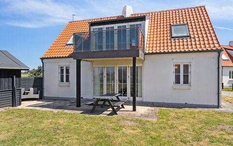 Kanutte - 200M from the Sea: Møbel, Indretning, Stol, Gulvbelægning, Bord, Udvej, Etage, Loft, Værelse, Eco Hotel