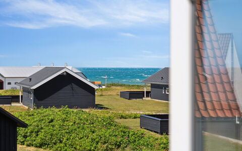 Kanutte - 200M from the Sea: Møbel, Indretning, Stol, Gulvbelægning, Bord, Udvej, Etage, Loft, Værelse, Eco Hotel