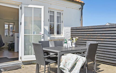 Kanutte - 200M from the Sea: Møbel, Indretning, Stol, Gulvbelægning, Bord, Udvej, Etage, Loft, Værelse, Eco Hotel
