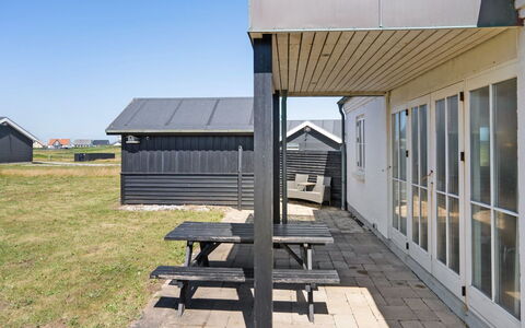 Kanutte - 200M from the Sea: Møbel, Indretning, Stol, Gulvbelægning, Bord, Udvej, Etage, Loft, Værelse, Eco Hotel