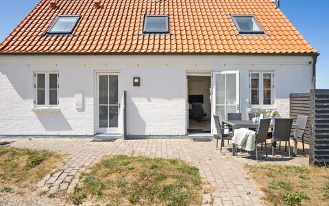 Kanutte - 200M from the Sea: Møbel, Indretning, Stol, Gulvbelægning, Bord, Udvej, Etage, Loft, Værelse, Eco Hotel