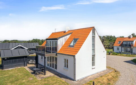 Kanutte - 200M from the Sea: Møbel, Indretning, Stol, Gulvbelægning, Bord, Udvej, Etage, Loft, Værelse, Eco Hotel