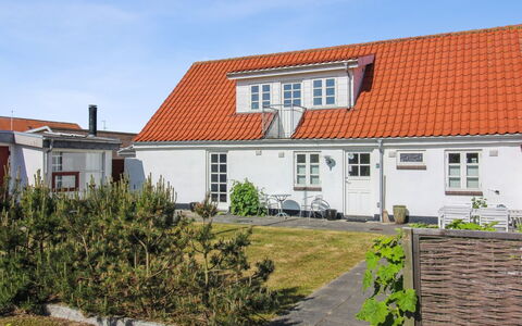Blome - 350M from the Sea: Møbel, Couch, Indretning, Gulvbelægning, Stue, Etage, Throw Pillow, Værelse, Pude
