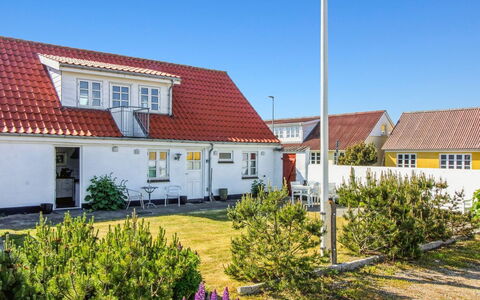Blome - 350M from the Sea: Møbel, Couch, Indretning, Gulvbelægning, Stue, Etage, Throw Pillow, Værelse, Pude